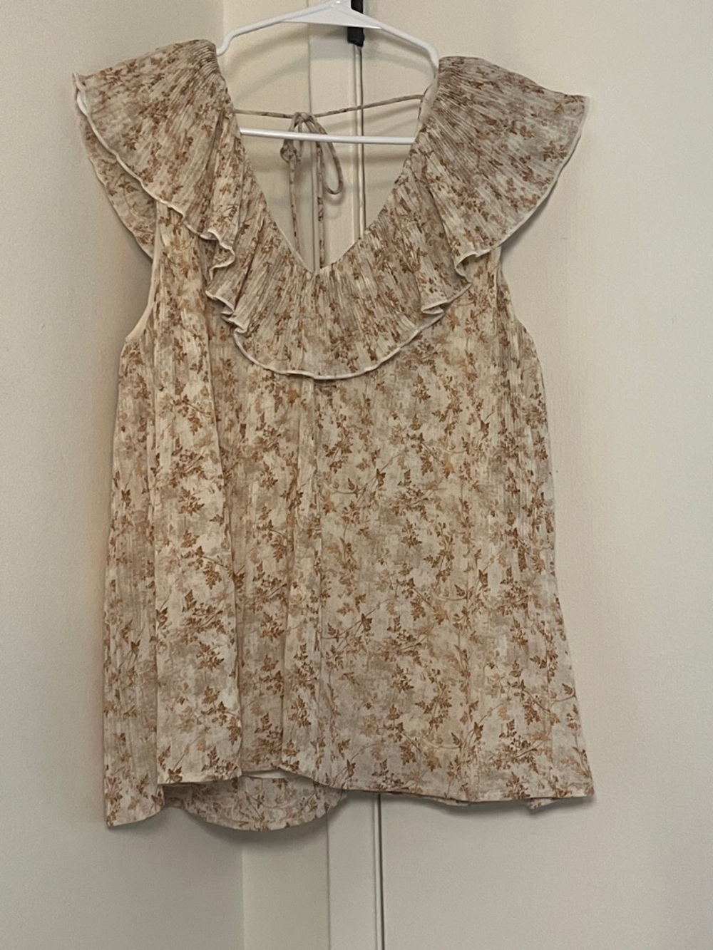 entro Floral Ruffle V-Neck Sleeveless Camisole - Cream & Brown